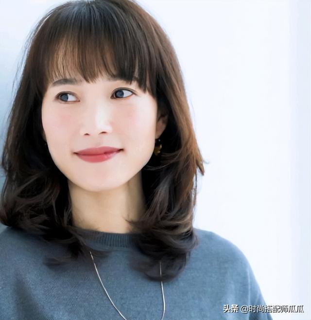 齐肩头发怎么扎好看，齐肩短发怎样扎才好看（女人过了55岁就别留长发了）