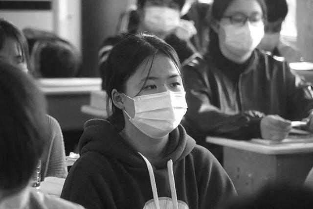 鼓励高三女儿的温暖的话语，妈妈想对高三女儿说的话简短（高三妈妈这样鼓励封校学习的女儿）