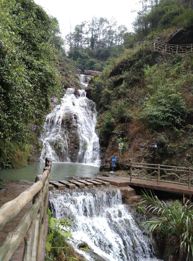 山涧溪水诗词佳句，描写山涧流水的优美句子（山涧小溪——一种惬意的生活）