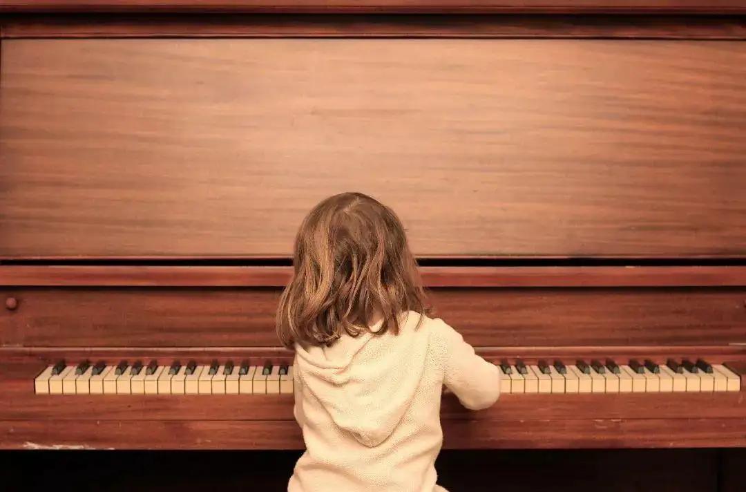 小孩学钢琴的费用一年大概多少钱，学钢琴大概的花费