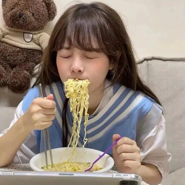 网红头像卡通可爱 美食妹妹，网红头像卡通可爱图片微信（吃东西头像）