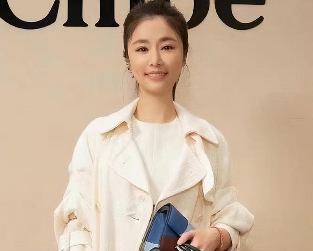 米色风衣怎么搭配，米色风衣怎么搭配首饰（米色风衣配裙子优雅减龄）