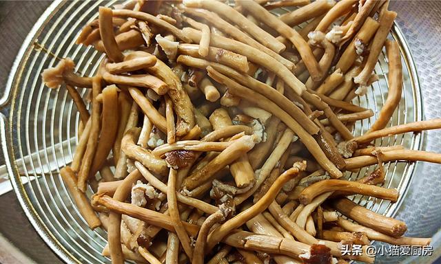 干茶树菇怎么吃，干茶树菇可以怎么吃（教你在家做干锅茶树菇）
