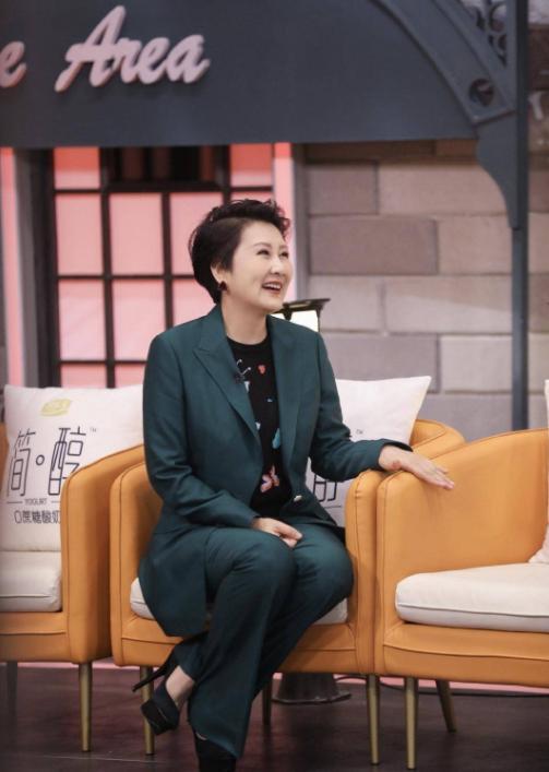张凯丽气质真不错，墨绿色套装配黑色打底时髦洋气，看着不像59岁
