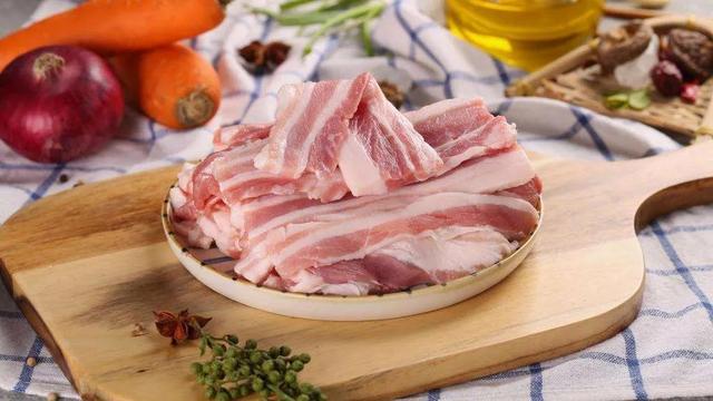 猪肉怎么挑选新鲜的，怎么选择新鲜的猪肉（“懂行人”买猪肉）