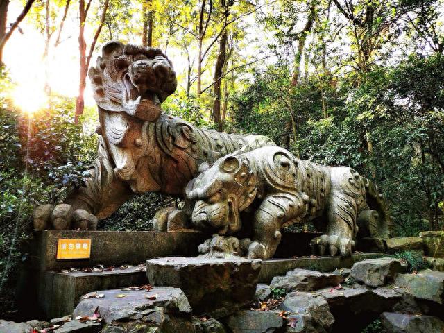 “天下第三泉”的虎跑公园，葬着三位大师