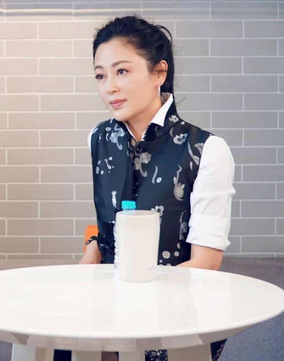 陈雨昂是陈红亲生的吗，陈红儿子陈雨昂（他为何转身就娶小16岁的陈红）