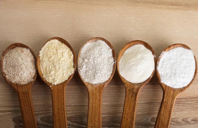 低筋面粉在超市叫什么，低筋和高筋有啥不同（低筋、中筋、高筋、全麦）