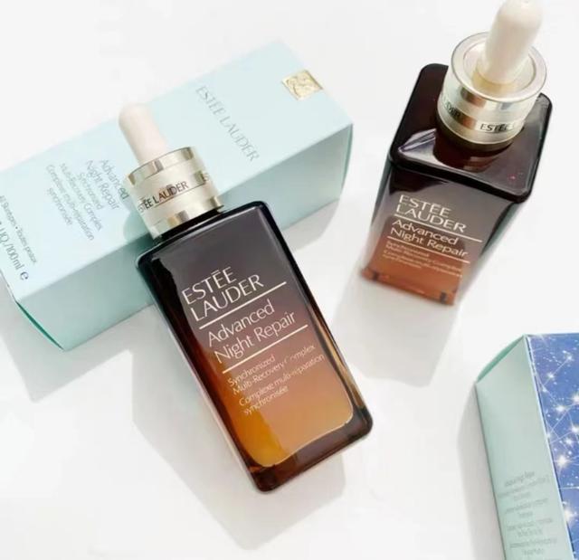 雅诗兰黛精华液适合什么皮，雅诗兰黛精华液适合什么皮肤（雅诗兰黛初抗老首选）