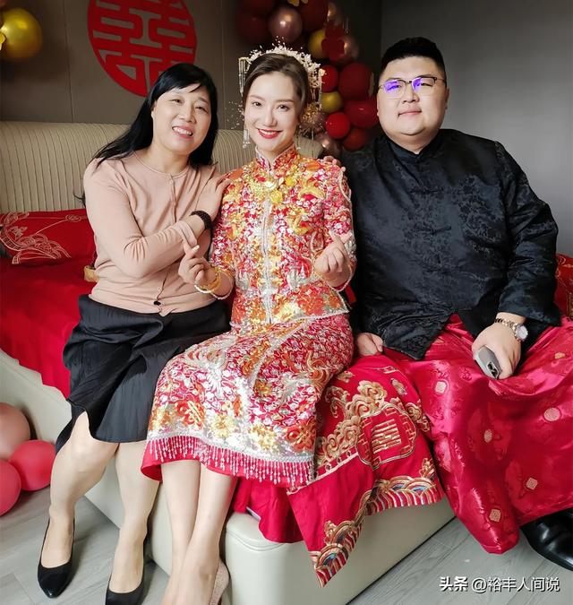 结婚一般几套衣服，结婚一般几套衣服合适（妻子打扮富贵全身超百万）