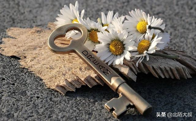 女生谈恋爱的方法技巧，女孩子恋爱技巧（强烈分享10个女生越早知道越好的恋爱忠告）