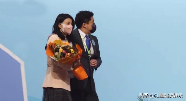 霍启刚个人资料简介，霍启刚个人资料简介身高（郭晶晶高调助阵献花送领带）