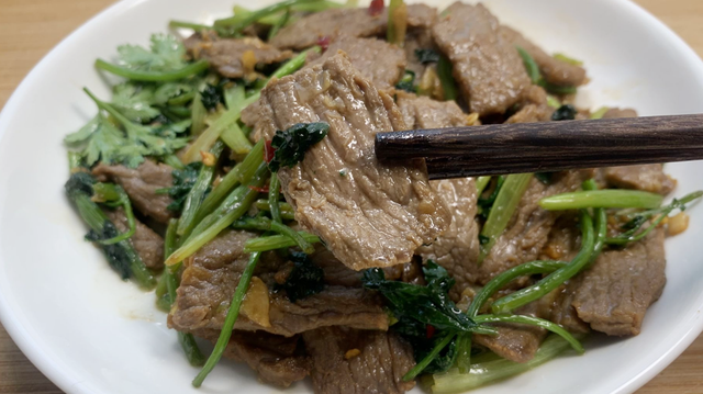 牛肉片炒什么好吃，小炒牛肉炒什么才好吃（牛肉加它一起炒）