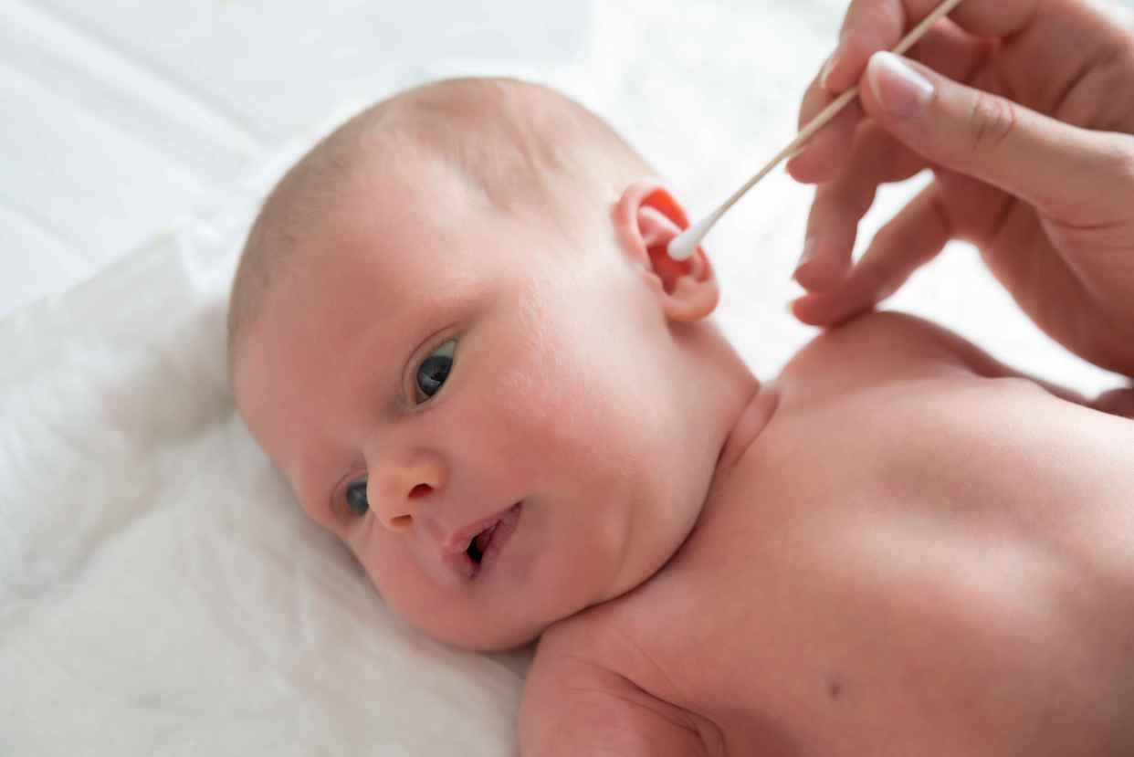 如何清理宝宝的口腔，怎样清理宝宝口腔（怎样清理才不伤耳朵）