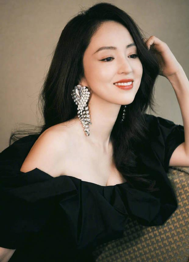 董璇黑色一字肩长裙气质佳 秀发飘逸女神范十足