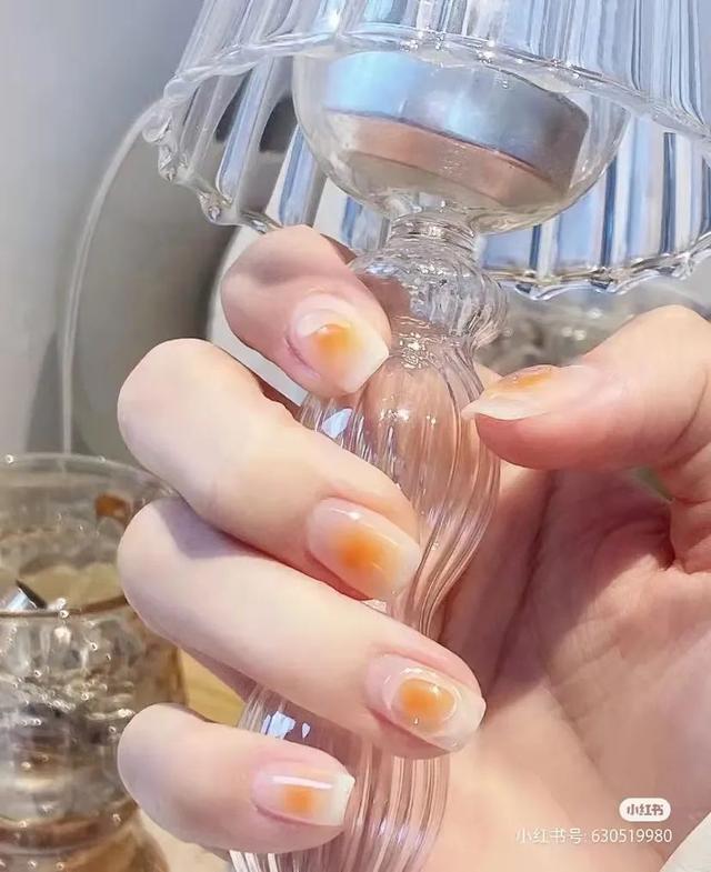 指甲油裸色和透明色有什么区别，护甲油和透明色的指甲油一样吗（显白好看，春夏必做）