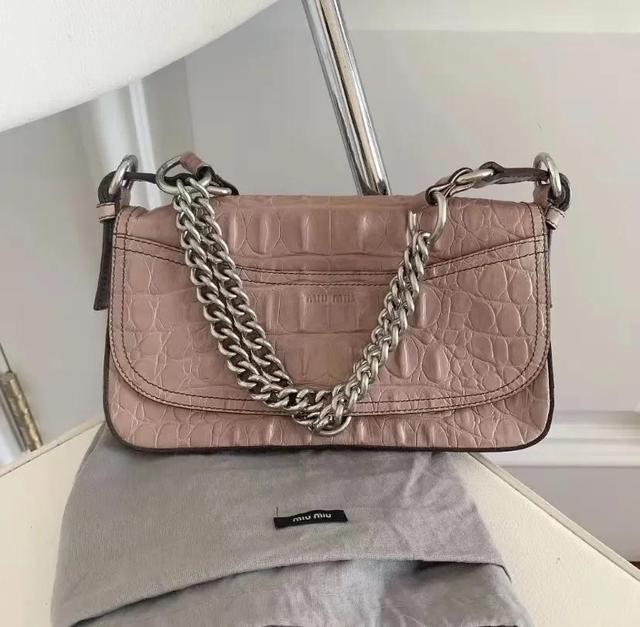 miumiu包，MiuMiu缪缪皮包真假如何鉴别（别蹭了Miumiu宝石链条包也不过如此）