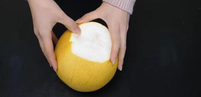 柚子怎么剥比较简单，柚子怎么剥才好剥（剥柚子最棒的3个方法）
