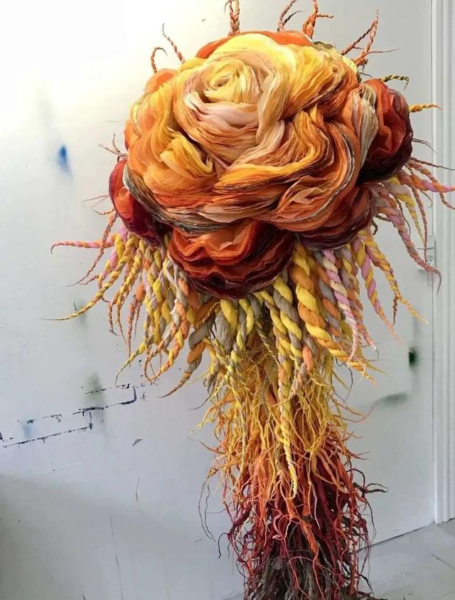 用卫生纸怎么做花，怎样用卫生纸做白花（她用纸种花，美成了童话）