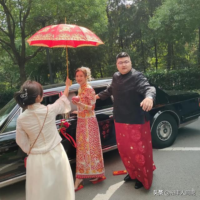 结婚一般几套衣服，结婚一般几套衣服合适（妻子打扮富贵全身超百万）