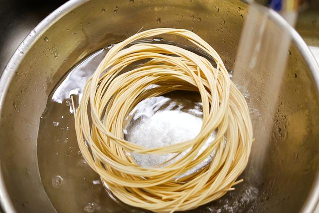 饮料瓶废物利用，饮料瓶如何废物利用（喝完的饮料瓶不要扔）