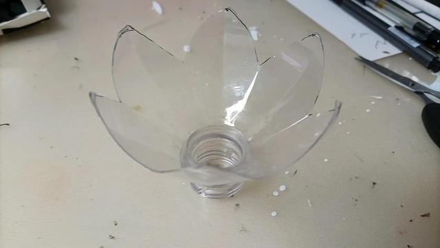 儿童手工荷花灯，如何手工制作荷花灯（矿泉水瓶子做莲花灯）