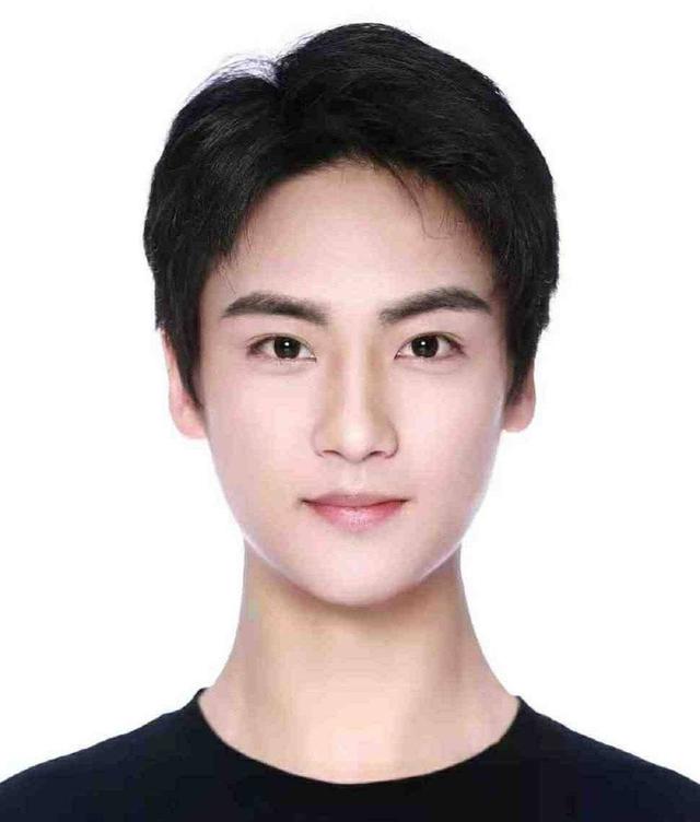 李庚希在哪上大学，李庚希哪个大学毕业的（低情商边程北电第一,李庚希落榜没读大学,艺考后鲜肉小花命运如何）