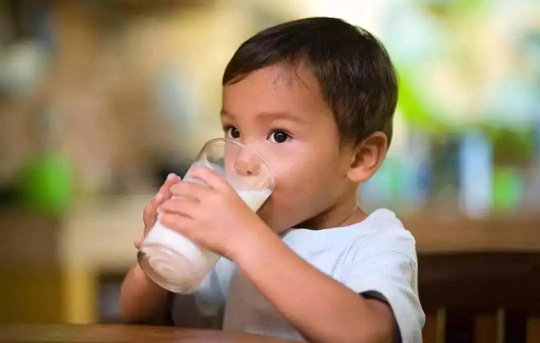 喝什么牌子牛奶最好最有营养，选择牛奶的5个区别4大标准