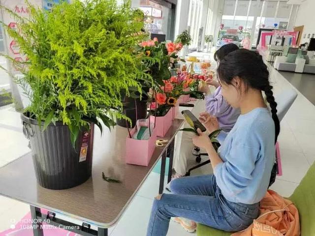 手工插花怎么做，手工插花怎么做简单（新手手工插花）