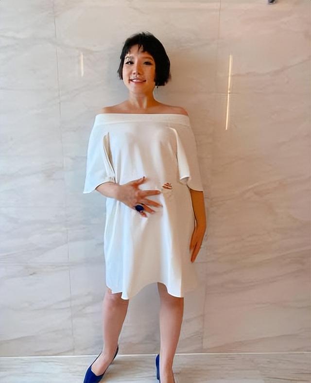 hold姐素颜，lisa素颜丑照（台湾演员Hold姐谢依霖自己剪脐带）