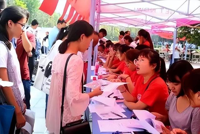 报到和报道是什么意思，报到与报道的区别（错别字的问题高校要不要重视）