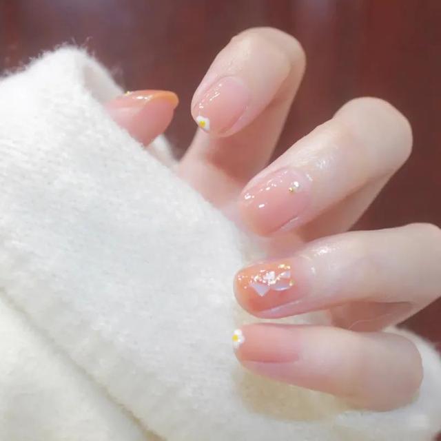 超级显白的基础款美甲，显白显嫩的美甲来一波儿~