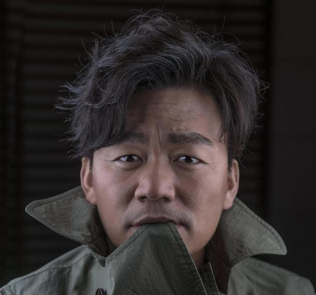 王宝强多少岁了，王宝强的真实来历（素颜出镜似普通路人）