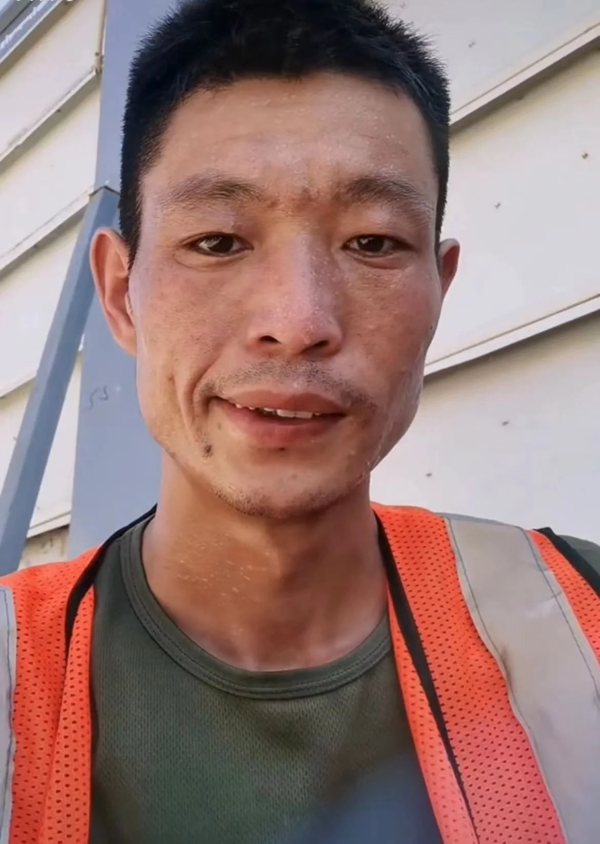 不想回学校（90后工地小伙被认成60后）