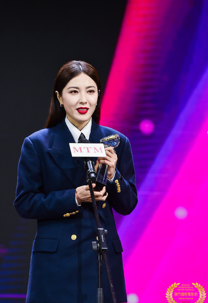 众裙装女星里拔得头筹,自信强大的气场,无愧96届中戏明星班大美女之称