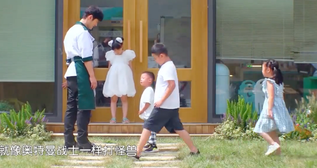 黄晓明最新消息，黄晓明和baby离了吗（一旁助理帮忙撑阳伞）