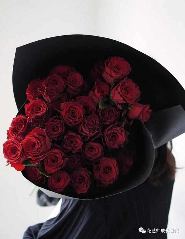 黑玫瑰花语，碎冰蓝玫瑰花语（复古暗红色系的玫瑰女王）