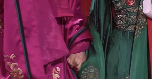 北美大灰狼是什么梗，北美灰狼为什么这么大（嘟嘴索吻、牵手搂抱、时刻黏在一起）