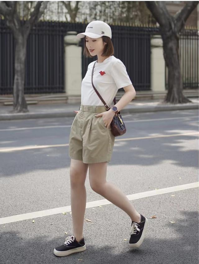 卡其色裤子配什么颜色鞋子，白色裤子配什么鞋子好看（卡其色短裤搭配什么颜色上衣好看）