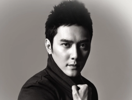 冯绍峰多少岁，冯绍峰比赵丽颖大几岁啊（43岁冯绍峰街头跑步无人识）