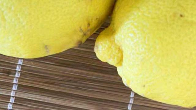 洗厕所污垢用什么最好，厕所污渍用什么处理最有效（这些方法简单又实用）