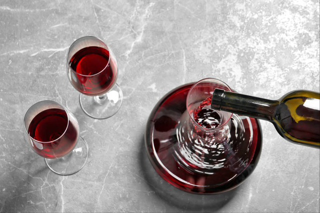 红酒直接倒杯子里可以醒酒吗，怎么鉴别红酒的档次（30块钱的红酒，需要醒酒吗）