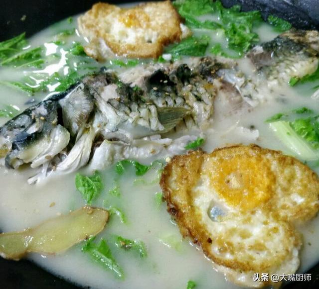 简单的清炖鱼汤做法，清炖鱼汤怎样做（鲫鱼汤奶白的秘诀）