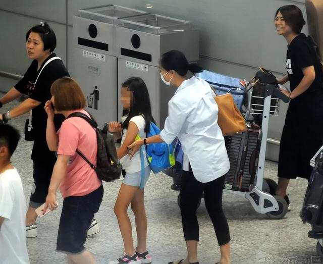 那英带女儿现身英国金店，带15岁女儿逛奢侈品店