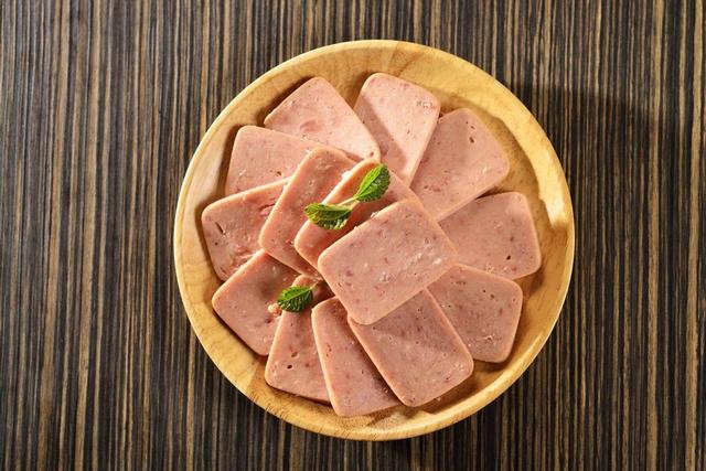午餐肉罐头怎么倒出来，午餐肉罐头怎么打开省力（了解清楚后）