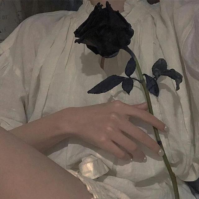 白色背景女生动漫头像 念七微信，白色背景女生动漫头像 念七（白色系女生头像）