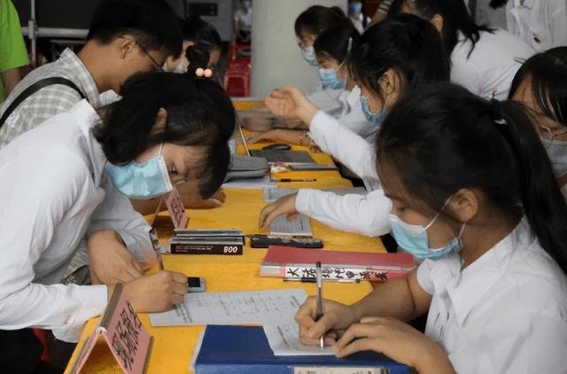 本科生考公务员的条件和要求，本科生能考公务员吗（达到要求的有望免试成“公务员”）