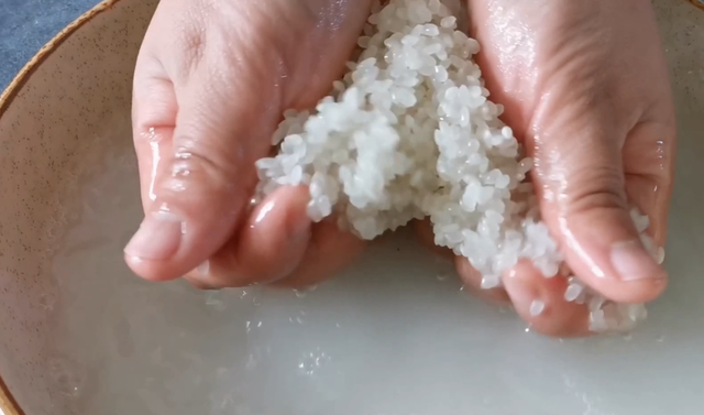 做米饭放多少水，做4个人的米饭放多少水合适（教你加这3样东西）