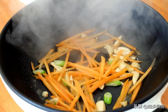 炒烙饼家常做法正宗炒烙饼怎么做，如何烙炒饼的饼（怪不得北方人这么爱吃炒饼）