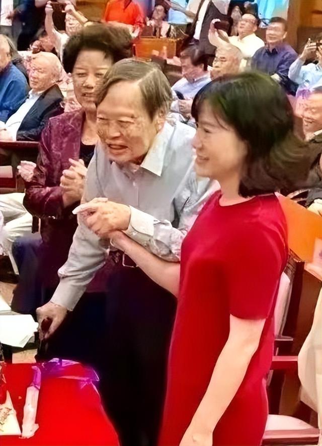 达令是什么意思，达令是什么意思含义（好友曝杨振宁再婚后得过三场重病）